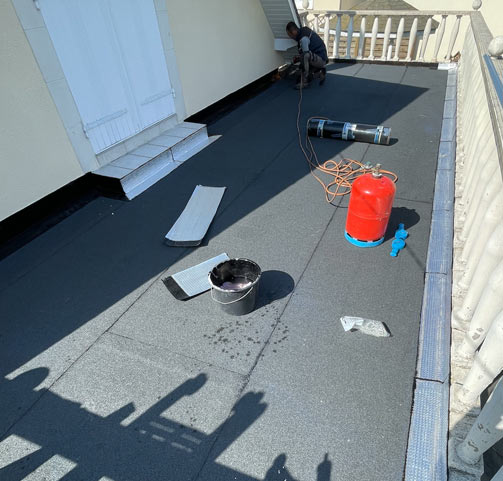 Étanchéité toit plat / terrasse : Couverture Hubert 91 : artisan couvreur étancheur dans l’Essonne 91 : Étanchéité toit plat / terrasse par membrane bitumeuse. Isolation toiture par l’extérieur et par les combles. Intervention dans l’Essonne 91. Couverture Hubert 91